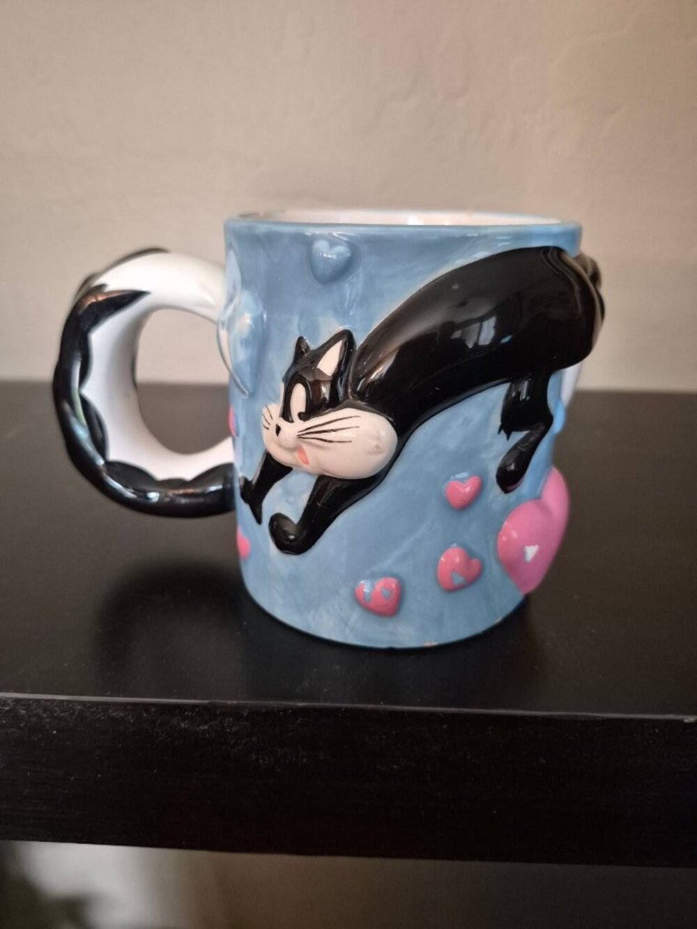 Vintage WB Looney Tunes Pepe Le Pew Penelope 3D Ceramic Mug Blue Hearts 1995